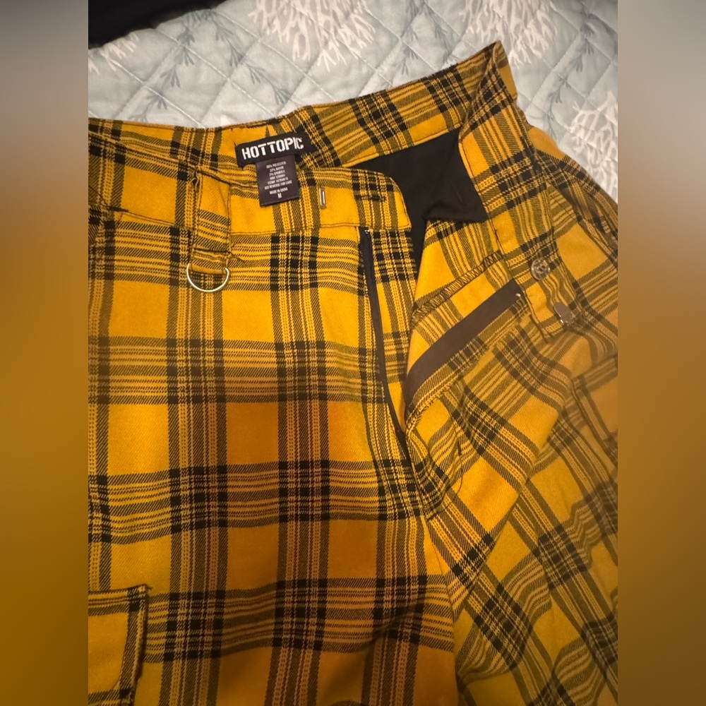 Hot Topic Yellow Plaid Cargo Shorts - Picture 3 of 5